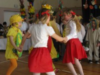Tradycje wielkanocne przypomniały również tańce przygotowane przez maluchów.