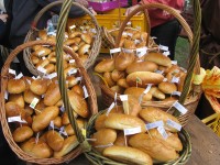 Symboliczne chlebki - takimi chlebkami przyjmowano w roku 2012 przybyłych pielgrzymów.