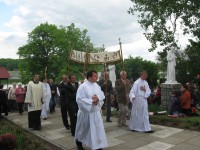Corocznym obchodom odpustowym towarzyszy uroczysta procesja podczas mszy św.