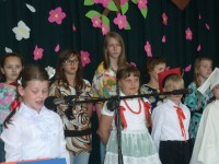 Upominek w formie występu dla seniorów przygotowali uczniowie SP w Grzywnie.