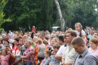 Kabaret OTTO przybyły do Zalesia pod sceną zgromadził szeroką publiczność.