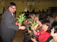 Każda z pań została obdarowana symbolicznym tulipanem.