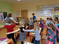 Maluchy podczas lakcji próbowały lot samolotem w wymarzoną  podróż.