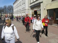 Zwarci i gotowi uczestnicy wyjazdu rekreacyjnego ruszyli z tucholskiego rynku na szlak turystyki pieszej.