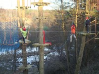 Poza pieszymi trasami dodatkową atrakcją dla uczestników wyjazdu był park linowy na terenie ośrodka MALMI.