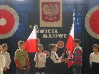 Uroczysty apel patriotyczny z udziałem uczniów SP w Kończewicach.