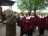 Odpust uświetniła procesja  pielgrzymów wokół kaplicy.