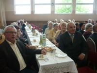 Seniorzy z wielkim zainteresowaniem uczestniczyli w przygotowanym spotkaniu.