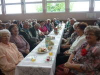 Seniorzy z wielkim zainteresowaniem uczestniczyli w przygotowanym spotkaniu.