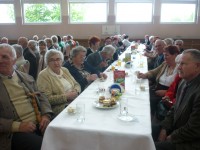 Seniorzy z wielkim zainteresowaniem uczestniczyli w przygotowanym spotkaniu.