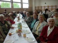 Seniorzy z wielkim zainteresowaniem uczestniczyli w przygotowanym spotkaniu.