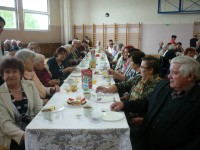 Seniorzy z wielkim zainteresowaniem uczestniczyli w przygotowanym spotkaniu.
