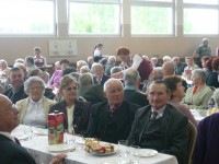 Seniorzy z wielkim zainteresowaniem uczestniczyli w przygotowanym spotkaniu.