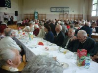 Seniorzy z wielkim zainteresowaniem uczestniczyli w przygotowanym spotkaniu.