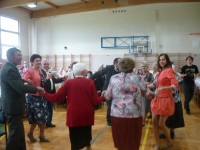 Muzyka kapeli spowodowała, że chętni seniorzy wyszli na parkiet potańczyć.