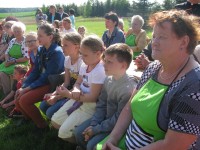 Uczestnicy Święta Niezapominajki w Kiełbasinie.
