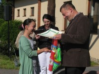 Nagrody w konkursie "Wiosenne impresje" wręczył laureatom Wójt Jacek Czarnecki.