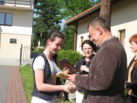 Nagrody w konkursie "Wiosenne impresje" wręczył laureatom Wójt Jacek Czarnecki.