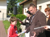 Nagrody w konkursie "Wiosenne impresje" wręczył laureatom Wójt Jacek Czarnecki.