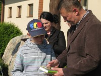 Nagrody w konkursie "Wiosenne impresje" wręczył laureatom Wójt Jacek Czarnecki.