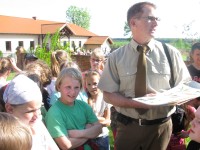 Młodzi uczestnicy spotkania z chęcią uczestniczyli w konkursach przyrodniczych.