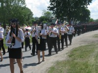 Uczestników obchodów rocznicowych poprowadziła w odświętnym korowodzie orkiestra dęta z Raciążka.