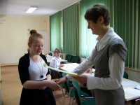 Laureatka II miejsca Marta Lis z SP Kończewice - dyplom wręcza Sekretarz Gminy Ewa Pudo.