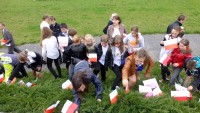 Uczestnicy akcji "Majówka z Polską"  2013 - uczniowie SP Kończewice.
