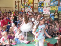 Pokaz mody recyklingowej w SP Zelgno - pomysłów na modę z odpadów nie brakowało!