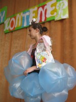 Pokaz mody recyklingowej w SP Zelgno - pomysłów na modę z odpadów nie brakowało!