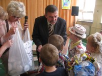 Nagrody w konkursie plastycznym uczestnikom wręczył Wójt Jacek Czarnecki.