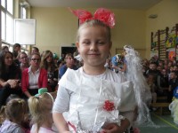 Pokaz mody recyklingowej w SP Zelgno - pomysłów na modę z odpadów nie brakowało!