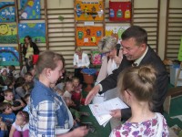 Nagrody w konkursie plastycznym uczestnikom wręczył Wójt Jacek Czarnecki.
