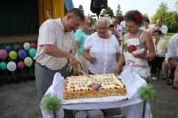 Podział urodzinowego tortu rozpoczął gospodarz Święta KGW Wójt Jacek Czarnecki.