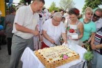 Do podziału tortu wspólnie z Wójtem stanęła Wiceprzewodnicząca RG Chełmża S. Stasieczek.