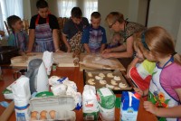 Dzieci z wielkim zainteresowaniem śledziły przygotowanie domowych rogalików.