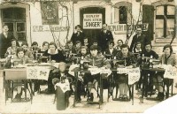 Zelgno 1928 r. Uczestniczki kursu haftu maszynowego na maszynach marki SINGER.