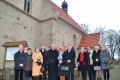 Zaproszeni uczestnicy uroczystości odpustowej w Nawrze wspólnie z Jego Ekscelencją Biskupem.