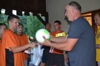 Kapitan zwycięskiej drużyny z Parowy Falęckiej odbiera zdobyte trofea od organizatora Sołtysa Głuchowa M. Abramuka
