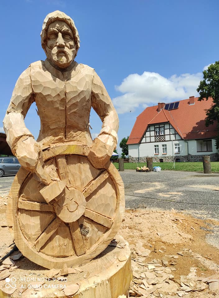 RZEŹBY ZDOBIĄ WIEŚ